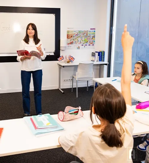 Cours d'anglais niveau primaire avec une enseignante dans un centre Acadomia - photo tous droits réservés