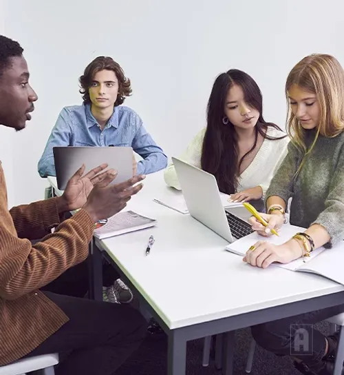 Cours en petit groupe d'étudiants du supérieur avec un enseignant Acadomia - photo tous droits réservés