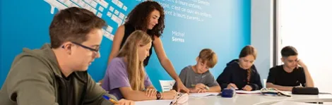 Groupe d'élèves en cours collectifs avec une enseignante Acadomia - photo tous droits réservés