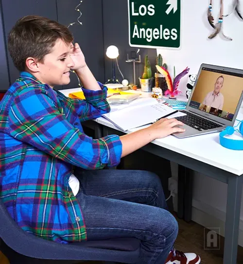 Cours collectif en ligne pour un collégien avec un enseignant Acadomia - photo tous droits réservés