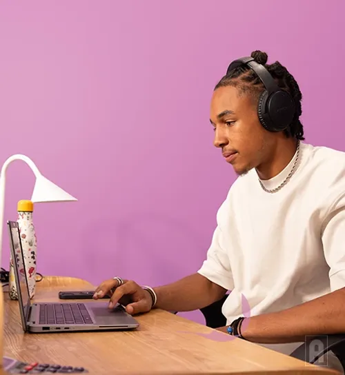 Un étudiant à domicile sur son ordinateur pour un cours en ligne Acadomia - photo tous droits réservés