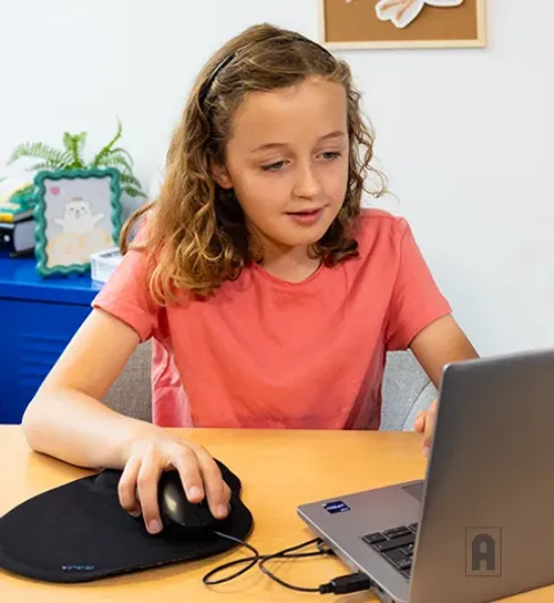 Coursen ligne pour une élève de primaire Acadomia - photo tous droits réservés