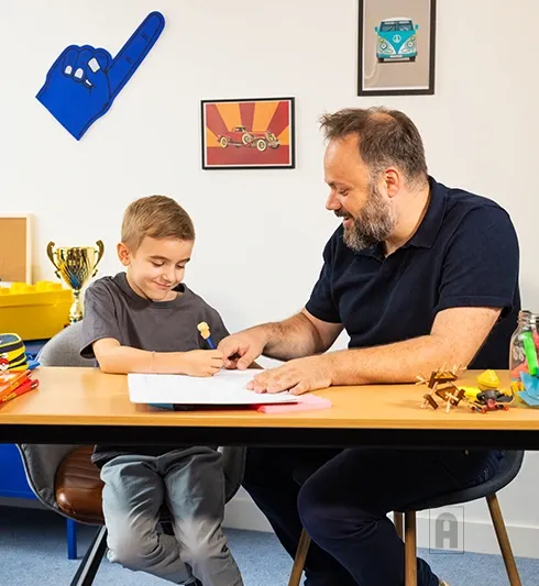 Cours particulier élève de primaire attentif avec un enseignant Acadomia - photo tous droits réservés