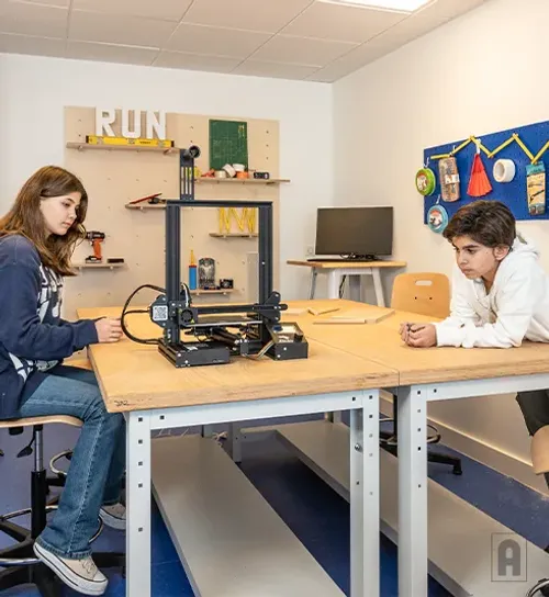 Deux élèves collégiens dans une classe de l'école privée Acadomia de Paris - photo tous droits réservés