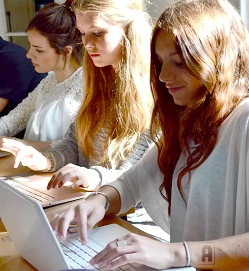 Lycéennes en classe à l'école Acadomia de Nice - photo tous droits réservés