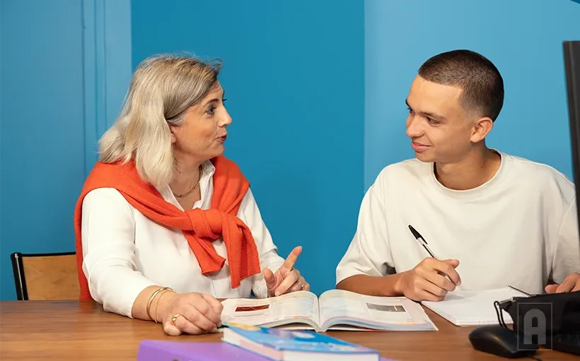 Cours particulier lycéen avec une enseignante Acadomia - photo tous droits réservés