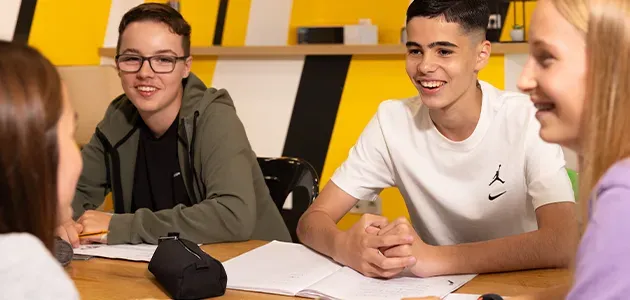 Groupe de collégiens dans une classe Acadomia - photo tous droits réservés