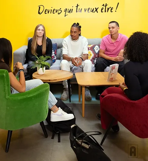 Groupe de lycéens dans une salle Acadomia avec slogan 