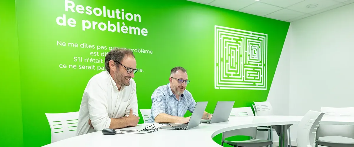 Un référent Acadomia avec un enseignant dans une salle de cours pour un suivi - photo tous droits réservés