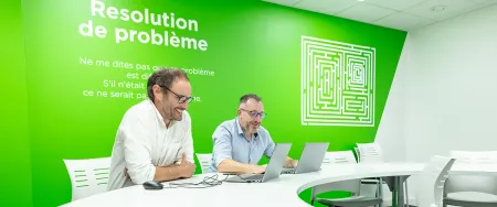 Un référent Acadomia avec un enseignant dans une salle de cours pour un suivi - photo tous droits réservés