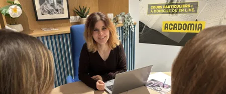 Une conseillère pédagogique Acadomia reçoit une famille pour un bilan personnalisé - photo tous droits réservés