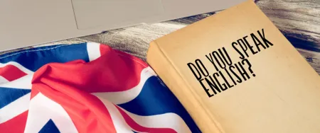 Livre d'apprentissage de l'anglais posé sur un drapeau britannique illustrant l'étude des langues étrangères
