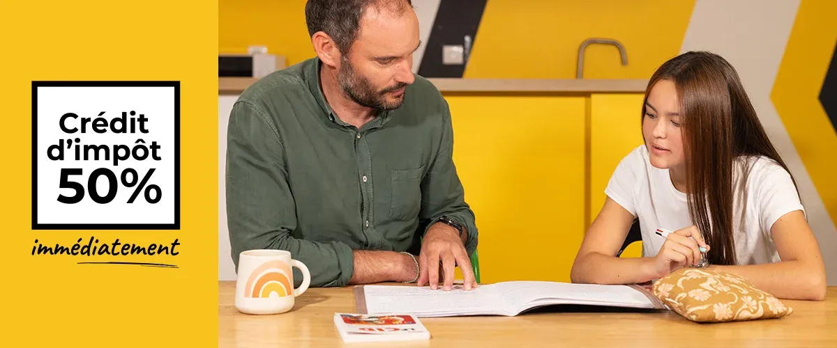 Un enseignant Acadomia accompagne une collégienne concentrée dans ses révisions à domicile - photo tous droits réservés
