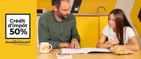 Un enseignant Acadomia accompagne une collégienne concentrée dans ses révisions à domicile - photo tous droits réservés