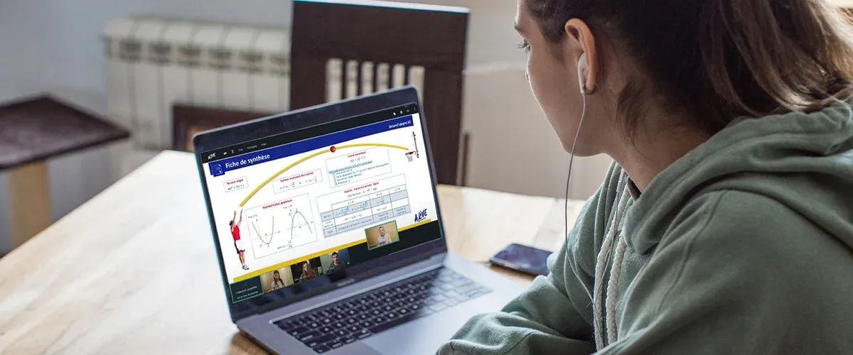 Une lycéenne concentrée suit un cours de mathématiques en ligne sur les fonctions polynômes depuis son domicile - photo tous droits réservés