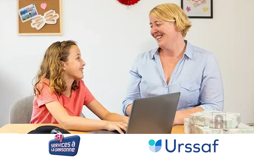 Une collégienne travaille sur un ordinateur portable accompagnée d'une enseignante Acadomia dans un environnement d'étude à domicile - photo tous droits réservés