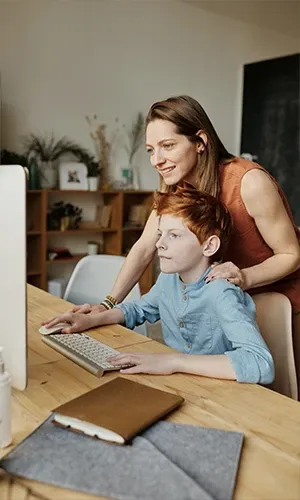 Une mère et son fils devant un ordinateur pour consulter les conseils Acadomia