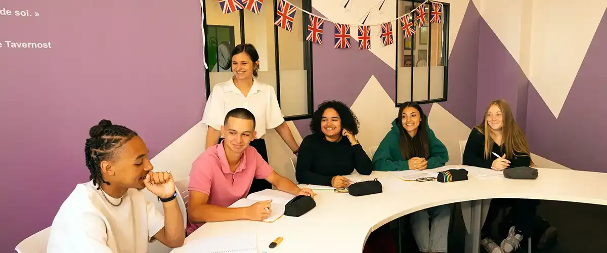Groupe de lycéens souriants participant à un cours d'anglais dans une salle Acadomia décorée aux couleurs britanniques - photo tous droits réservés