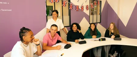 Groupe de lycéens souriants participant à un cours d'anglais dans une salle Acadomia décorée aux couleurs britanniques - photo tous droits réservés