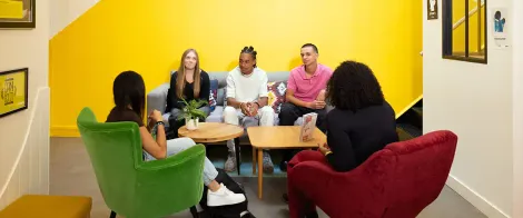 Groupe de lycéens détendus échangeant ensemble dans un espace convivial d'un centre Acadomia - photo tous droits réservés