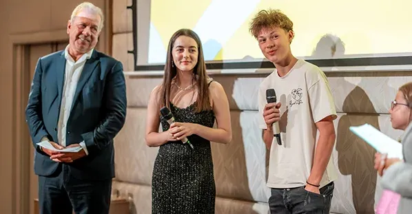 Lauréats qui reçoivent leur prix lors de la cérémonie de remise de prix des trophées des passionnés Acadomia - photo tous droits réservés