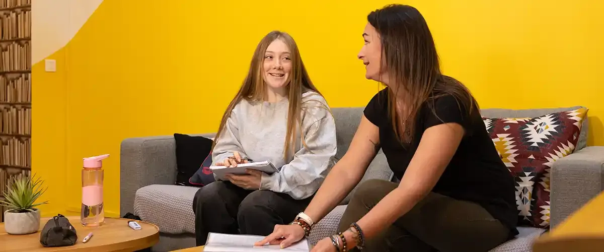 Deux personnes souriantes échangent dans un espace détente d'un centre Acadomia - photo tous droits réservés