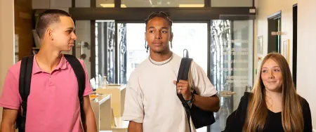 Trois lycéens souriants arrivent ensemble dans un centre Acadomia - photo tous droits réservés