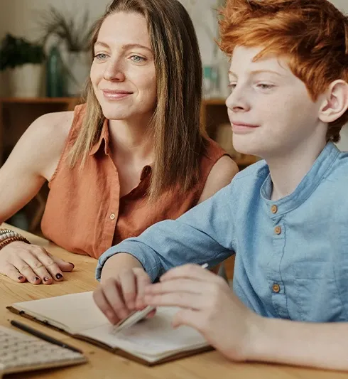 Une mère et son fils, famille cliente Acadomia