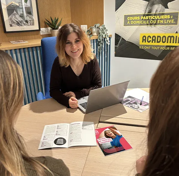 Une famille en RDV avec une conseillère pédagogique Acadomia - tous droits réservés