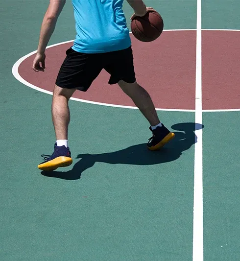 Joueur de basket sur un terrain - accompagné par Acadomia