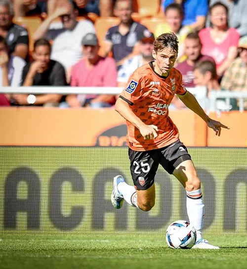 Joueur de foot du FC Lorient partenaire Acadomia pendant un match - photo tous droits réservés