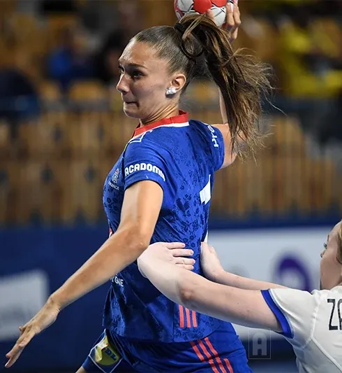 Joueuse de handball - sport-études E-Campus Acadomia et FFHand - photo tous droits réservés