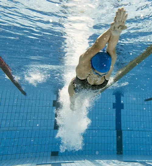 Jeune nageuse en sport-études avec l'Ecampus Acadomia