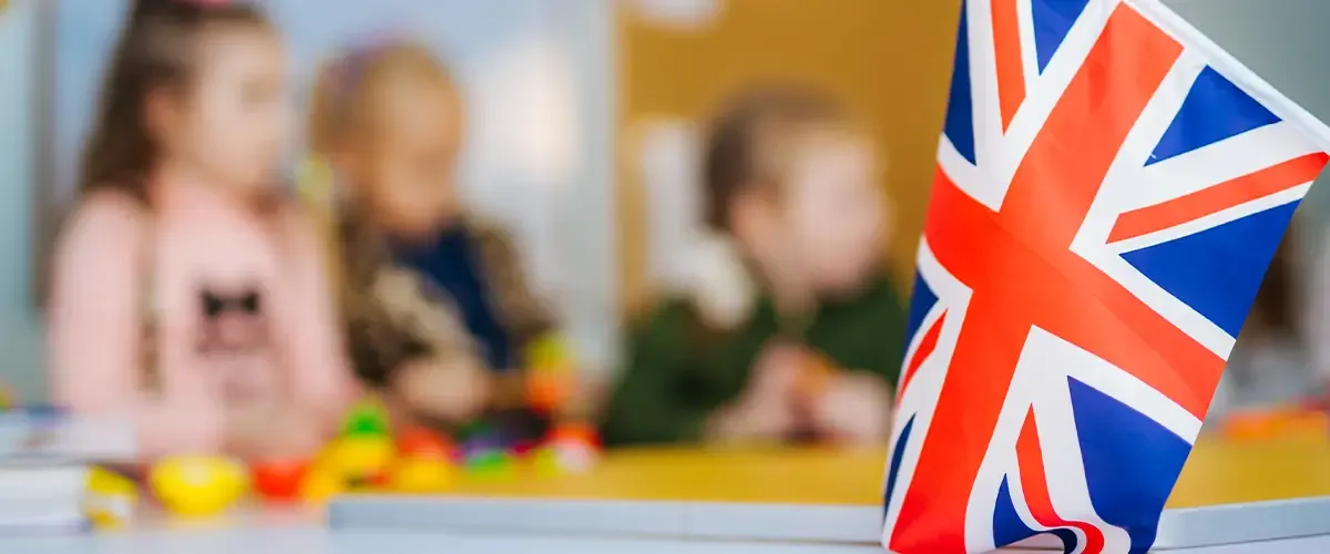 Trois jeunes enfants participent à un atelier d'anglais dans un centre Acadomia