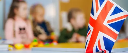 Trois jeunes enfants participent à un atelier d'anglais dans un centre Acadomia
