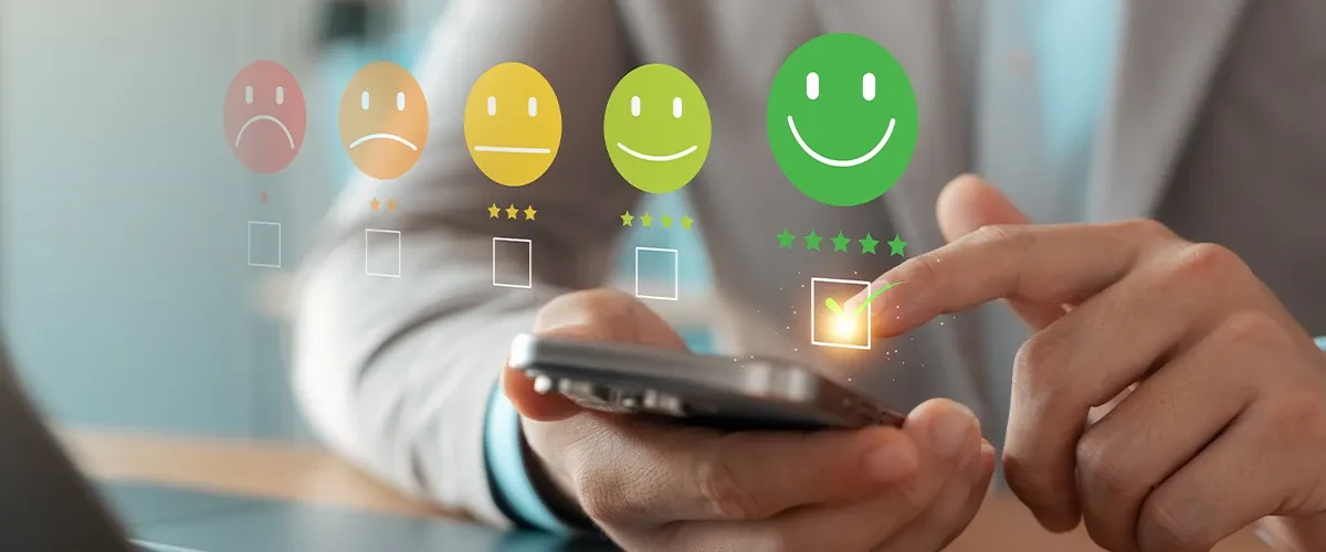 Un utilisateur satisfait sélectionne la note maximale sur une enquête de satisfaction digitale via son smartphone