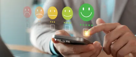 Un utilisateur satisfait sélectionne la note maximale sur une enquête de satisfaction digitale via son smartphone