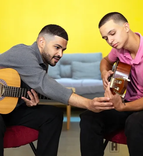 Cours de guitare pour un adolescent avec un prof de musique Acadomia - photo tous droits réservés