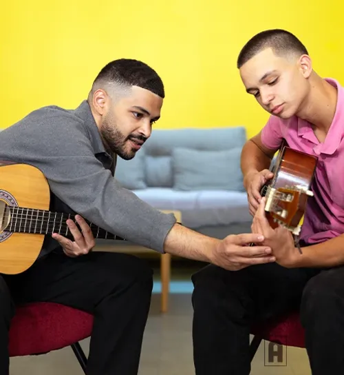 Cours de guitare pour un adolescent avec un prof de musique Acadomia - photo tous droits réservés