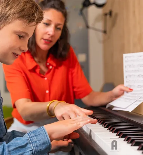 Cours de piano pour un enfant avec une prof de musique Acadomia - tous droits réservés