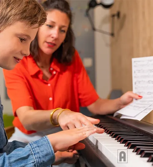 Cours de piano pour un enfant avec une prof de musique Acadomia - tous droits réservés