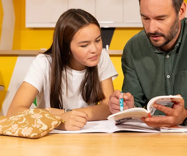 Elève du collège en cours particuliers avec un enseignant Acadomia - photo tous droits réservés