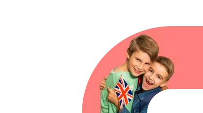 Deux élèves de primaire tenant un drapeau anglais avec Acadomia - photo tous droits réservés