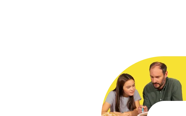 Un enseignant Acadomia accompagne une collégienne concentrée dans ses révisions à domicile - photo tous droits réservés