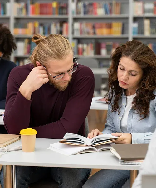 adulte et son enseignant en cours particuliers avec Acadomia
