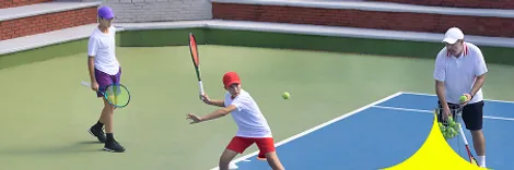 Jeune joueur de tennis à l'entrainement
