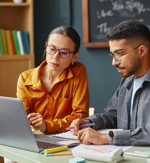 Cours particuliers d'un adulte et son enseignant avec Acadomia