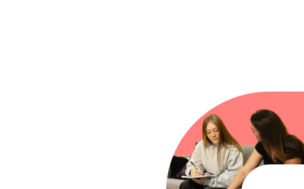 Jeune étudiante en cours particulier avec un enseignant Acadomia