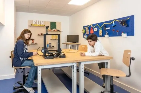 Élèves de collège participant à un cours collectif Acadomia autour d'un projet technologique – Photo tous droits réservés