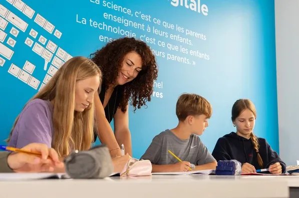 Collégiens en cours collectif avec un professeur Acadomia